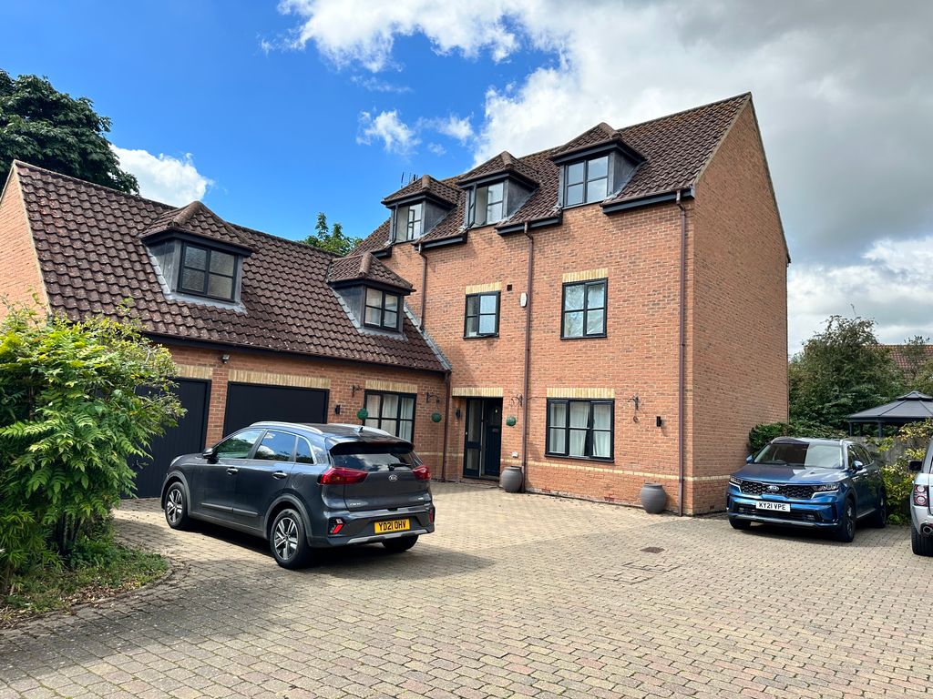 Property photo 1 of 19 Cover