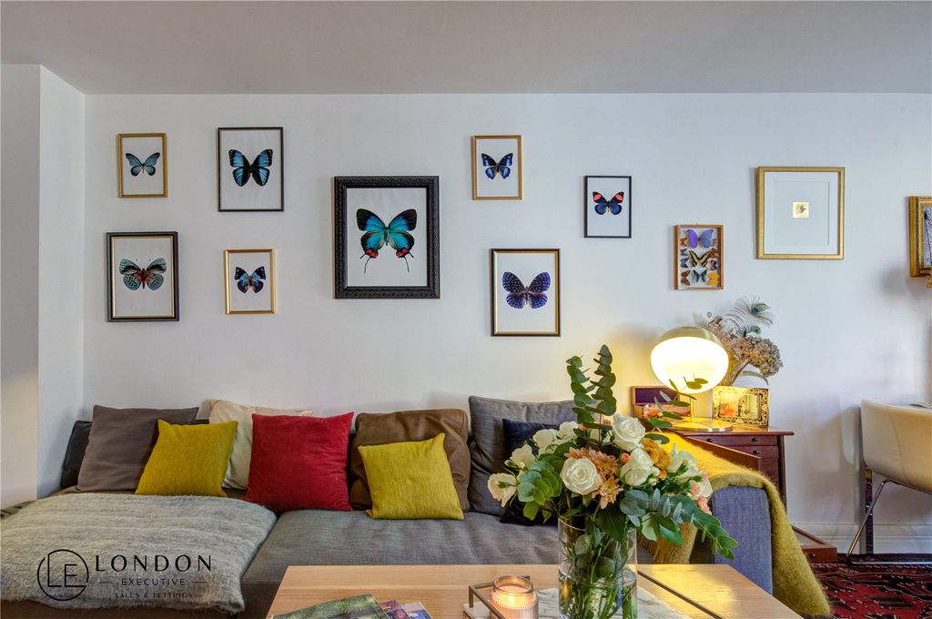 Property photo 2 of 22 Living Room