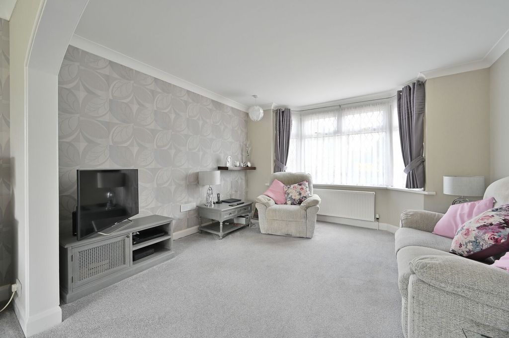 Property photo 2 of 27