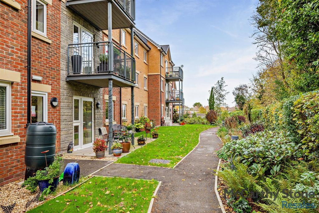 Property photo 2 of 20 Communal Gardens