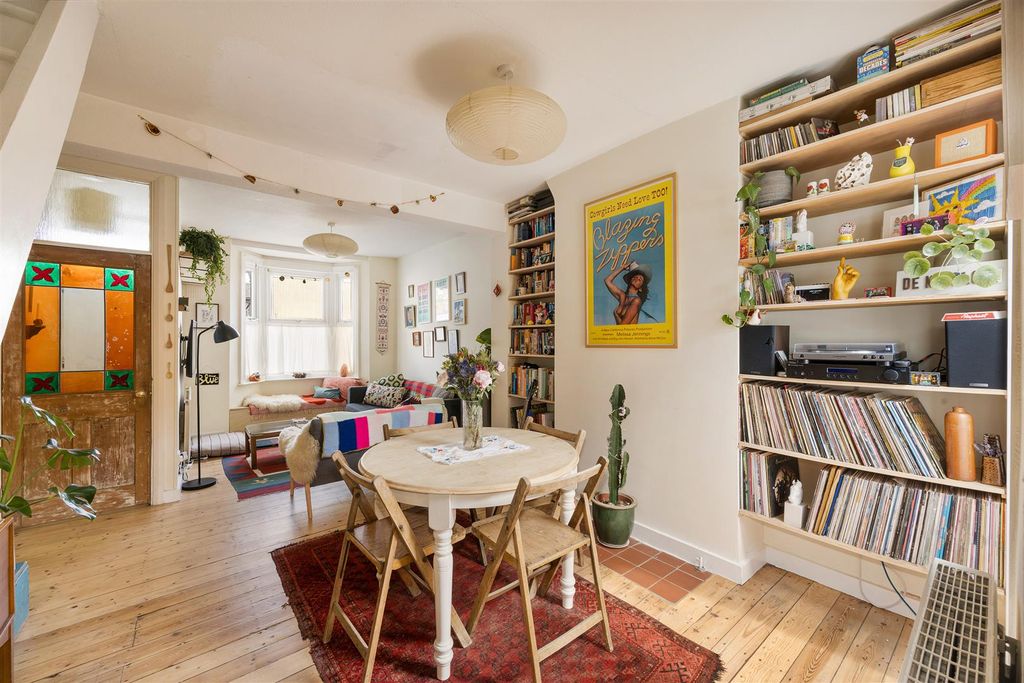 Property photo 2 of 24 Tennyson Road, E15