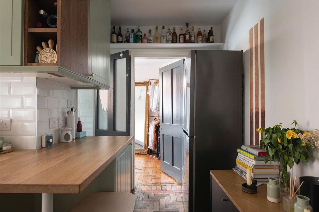 Property photo 3 of 10 Cressy Houses E1