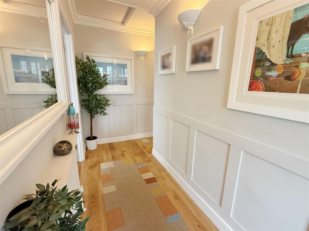 Property photo 3 of 17 Hall 1N.Jpg