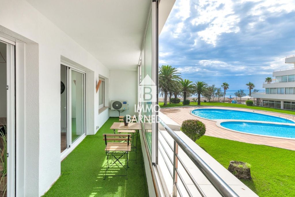 Property photo 1 of 26 Renovated Seafront Apartment With Tourist Licence