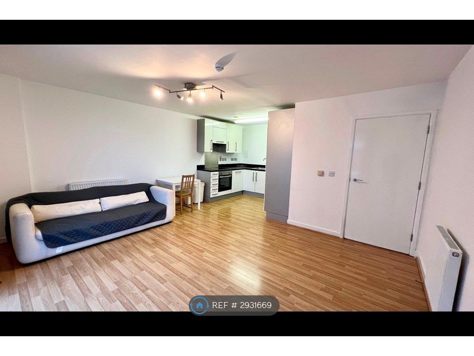 Property photo 1 of 17 Living Room/ Kitchen