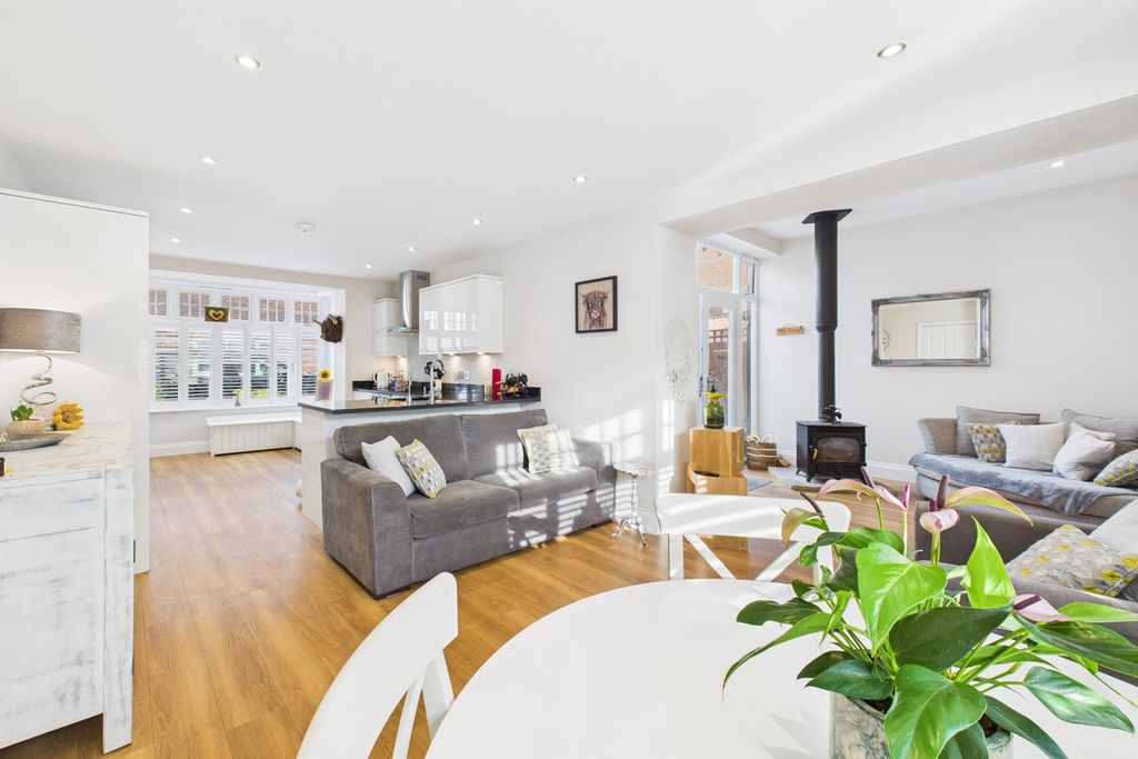 Property photo 2 of 31