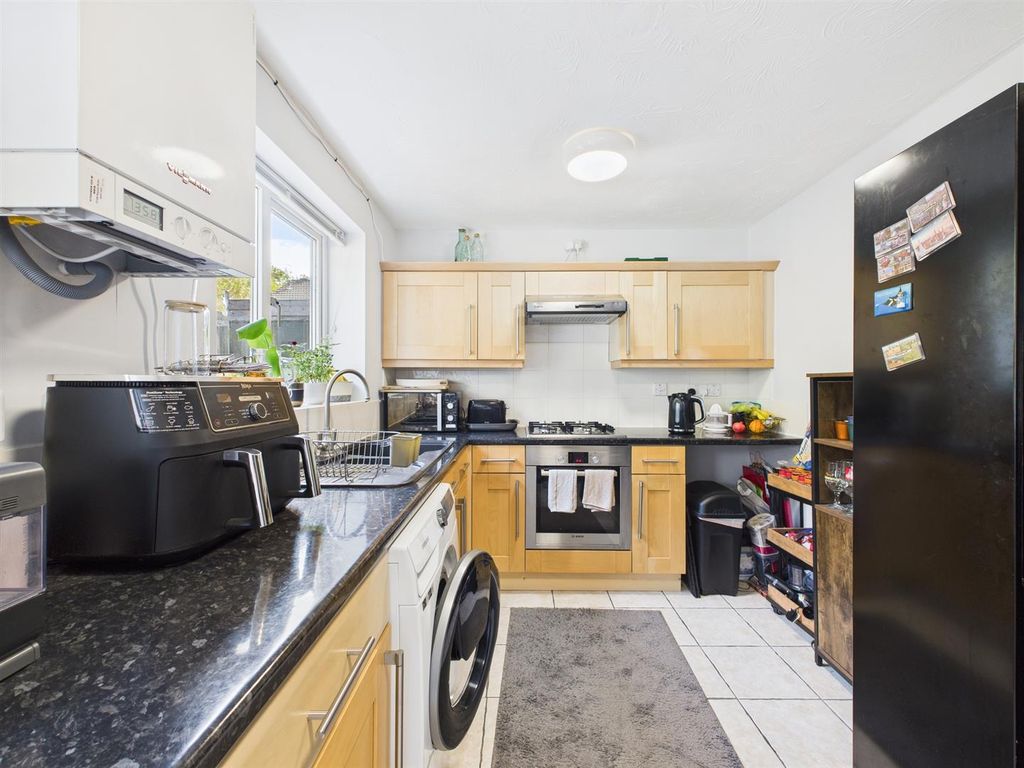 Property photo 3 of 11 Kitchen