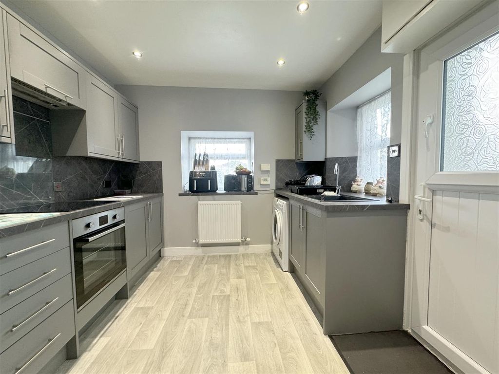 Property photo 3 of 12 Kitchen