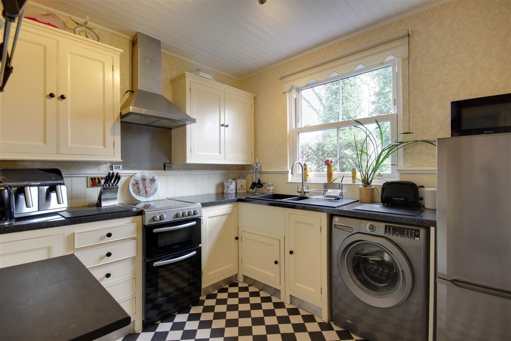 Property photo 3 of 19 Kitchen