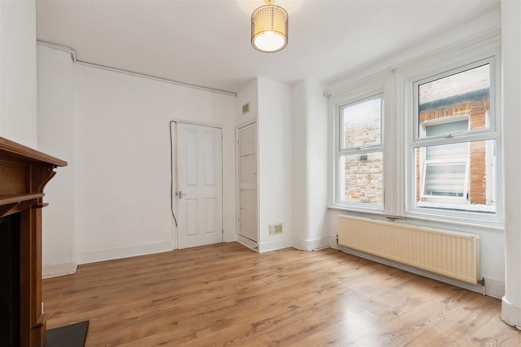 Property photo 3 of 13 47 Gilbey Road Sw17 0Qq Reception 1.Jpg
