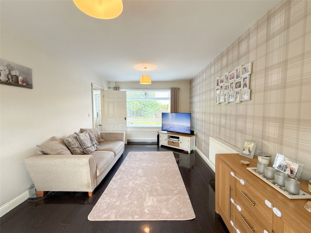 Property photo 3 of 17 Lounge