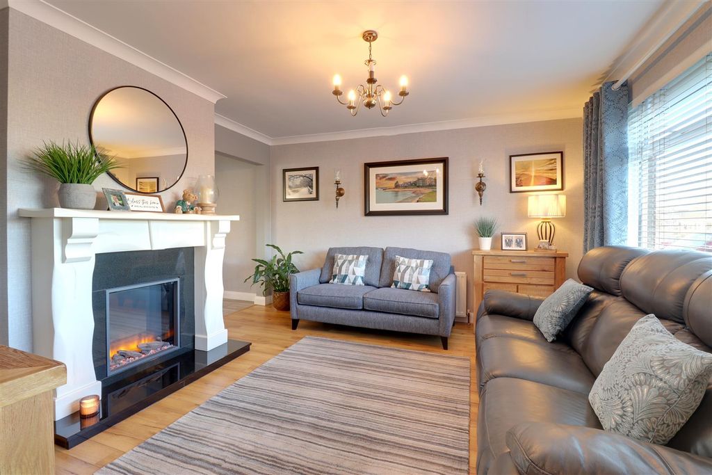 Property photo 3 of 25 Lounge