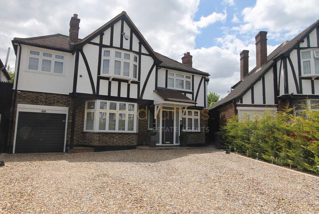 Property photo 1 of 19 22 Oakleigh Gardens 2015.Jpg