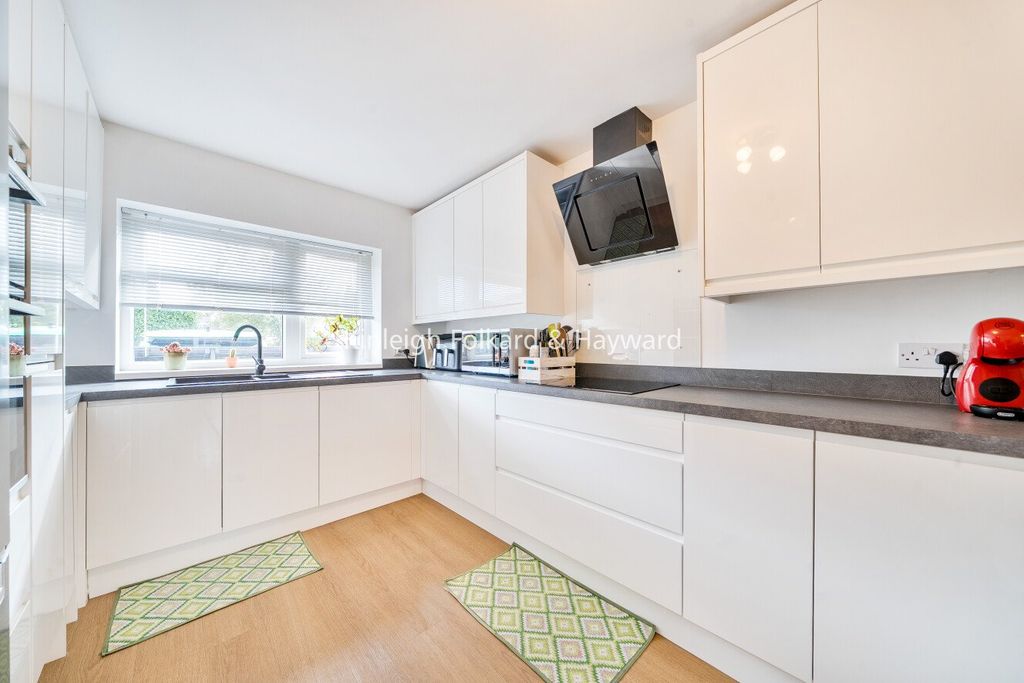 Property photo 3 of 18 Kitchen