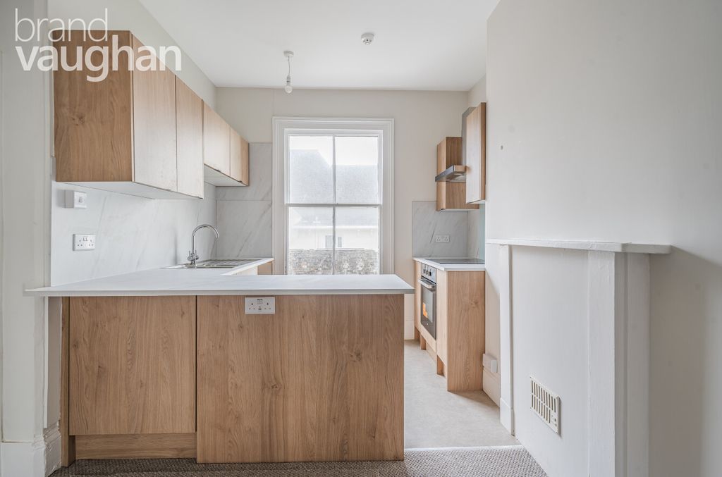 Property photo 2 of 10 Kitchen