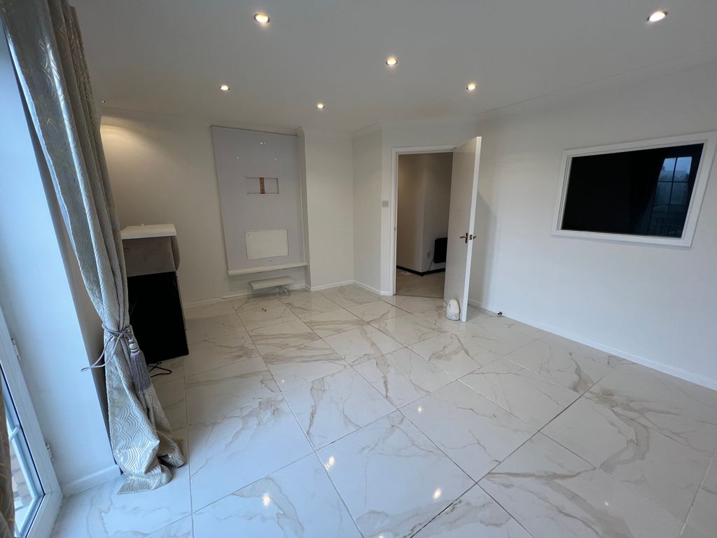 Property photo 2 of 11 Living Room