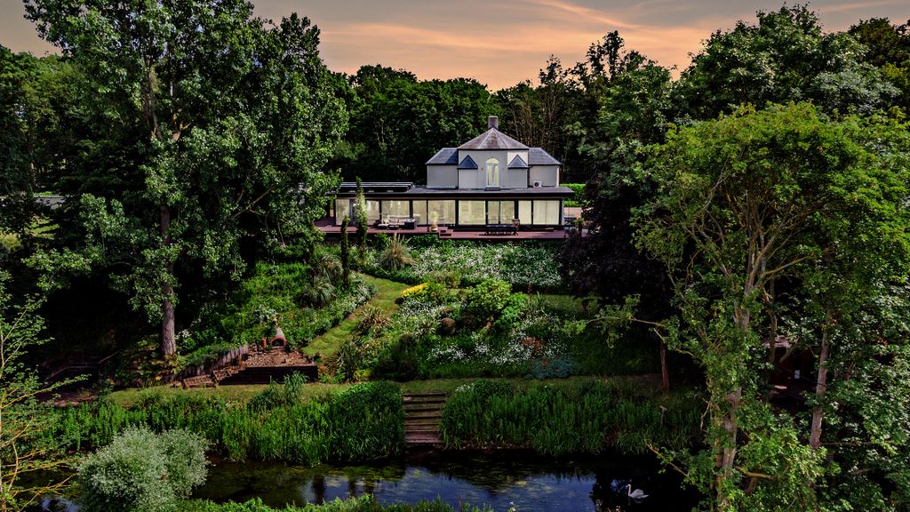 Property photo 1 of 61 8649216-Exterior04v2-800