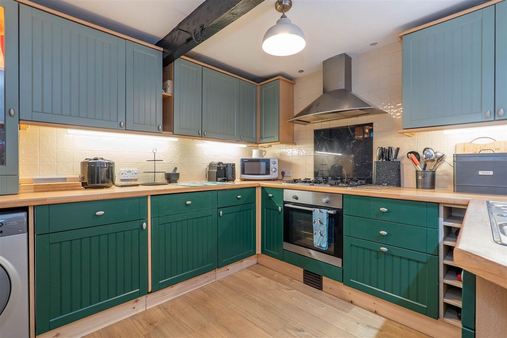 Property photo 3 of 31 Kitchen