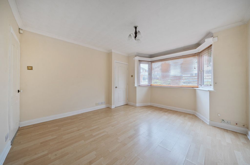 Property photo 2 of 18 1394677-8-694A852...