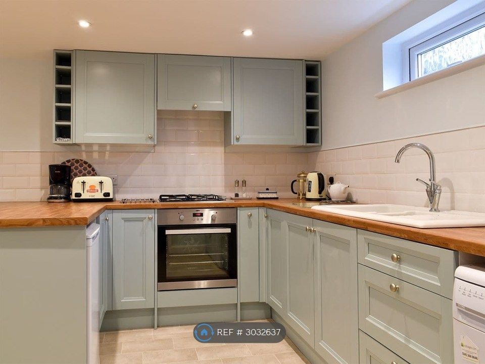 Property photo 3 of 17 Kitchen