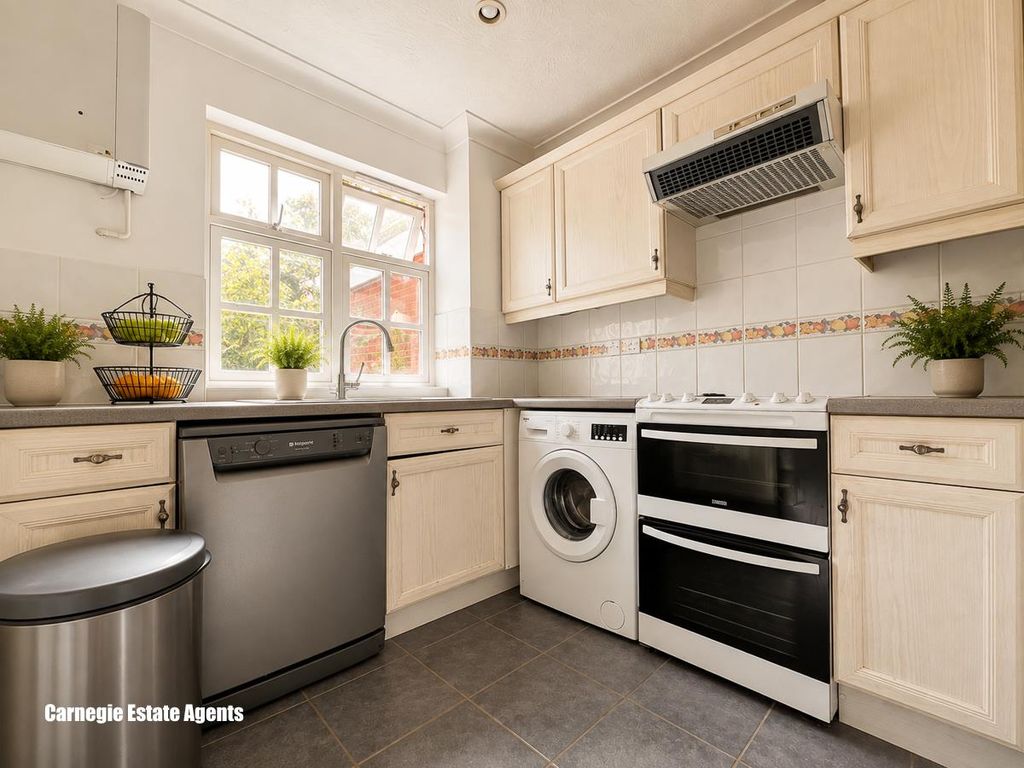 Property photo 3 of 17 Kitchen