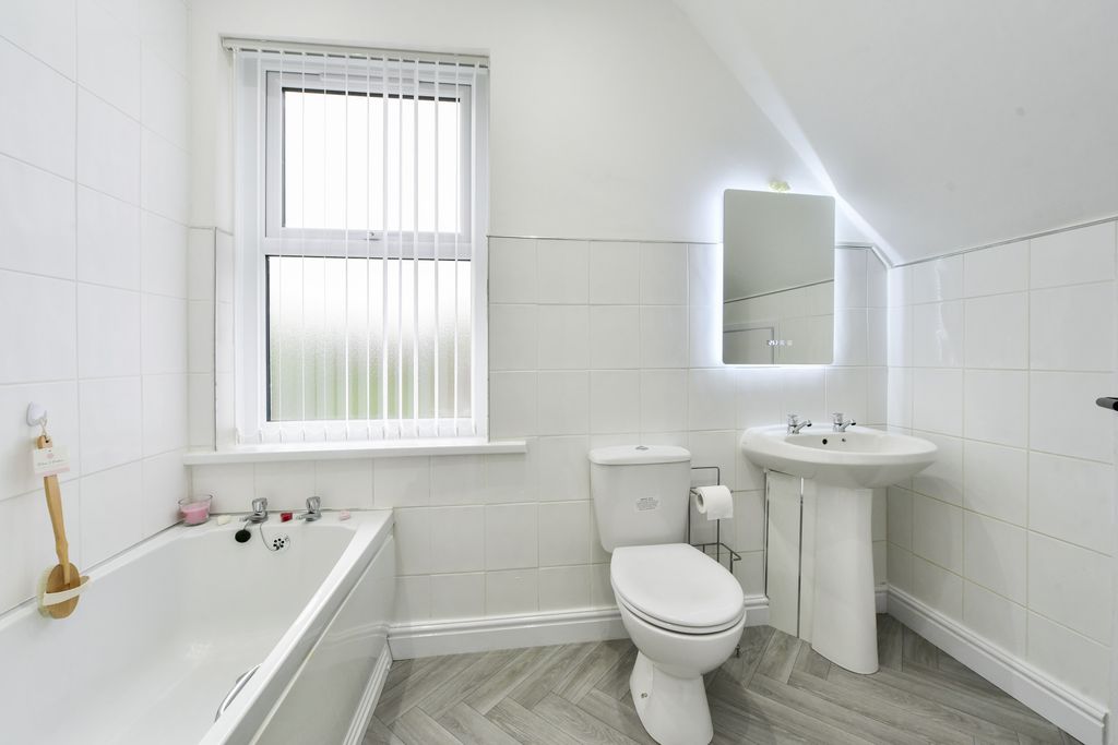Property photo 2 of 20 Bathroom