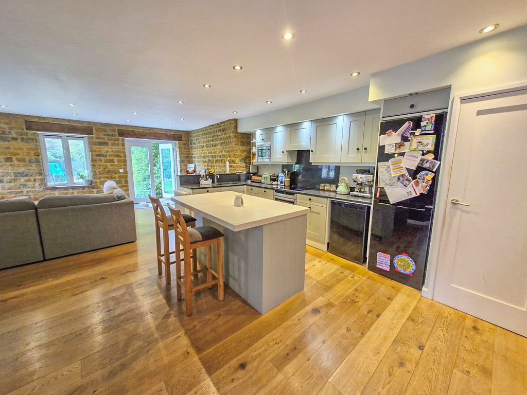 Property photo 3 of 38 4394775