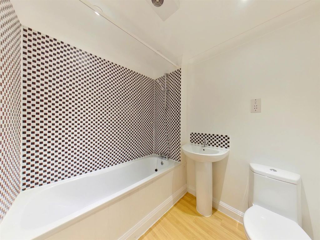 Property photo 3 of 10 Main Bathroom