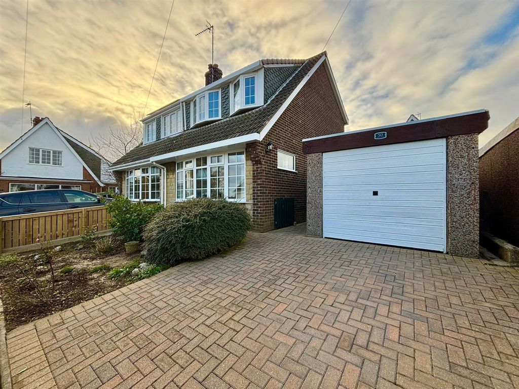 Property photo 1 of 19 Front Garden