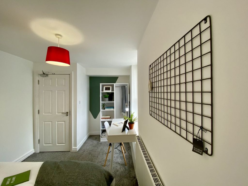 Property photo 2 of 5 A Bright And Inviting Double Bedroom With Modern d...