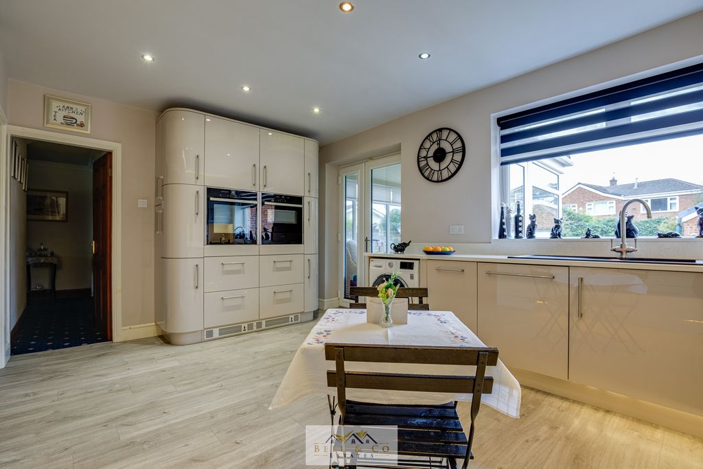 Property photo 3 of 28 Kitchen 1.3 (1)