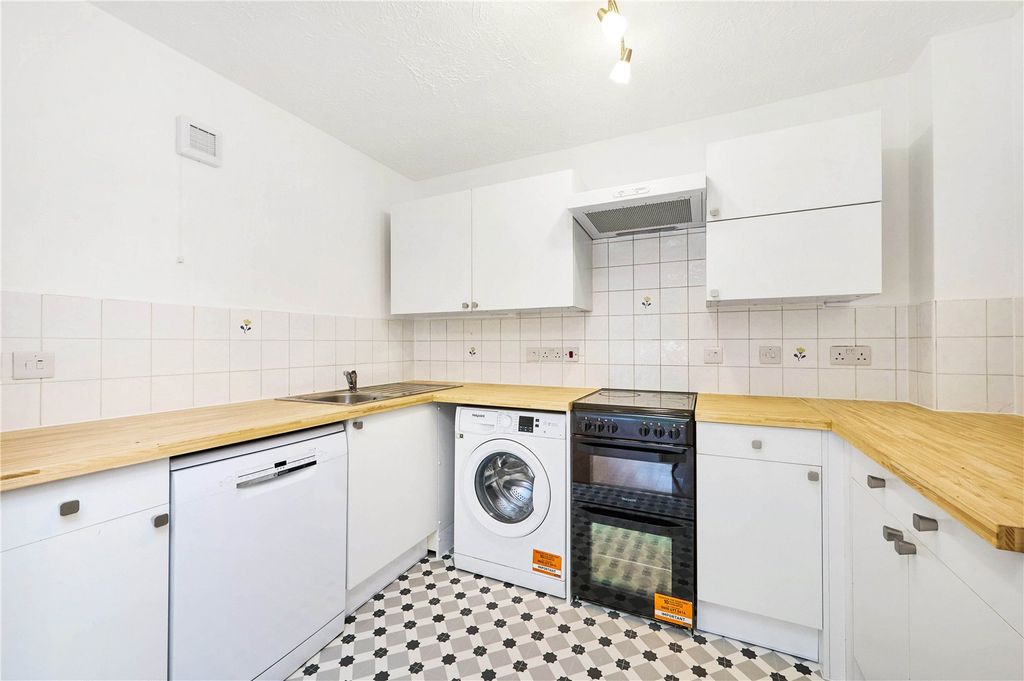 Property photo 3 of 10 Kitchen