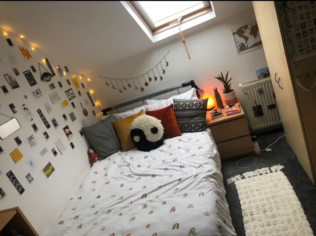 Property photo 2 of 4 A Cozy And Inviting Double Bedroom Featuring A Com...