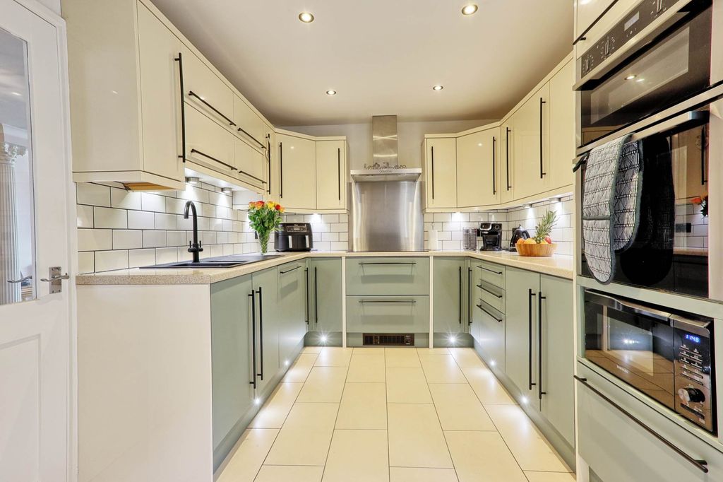 Property photo 2 of 43