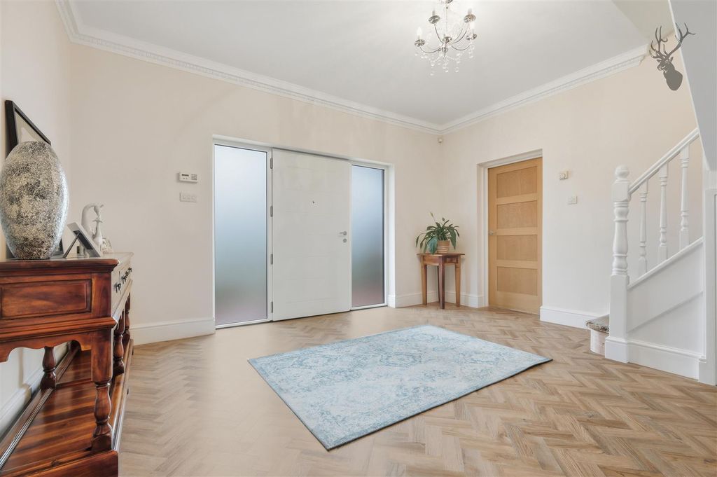 Property photo 2 of 28