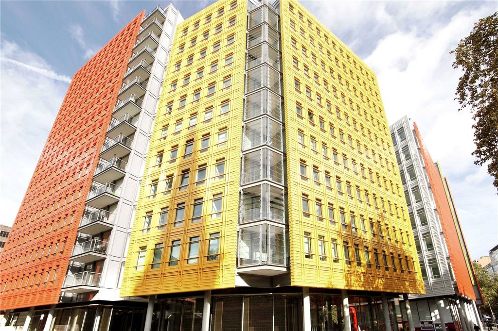 Property photo 1 of 14 Central St Giles