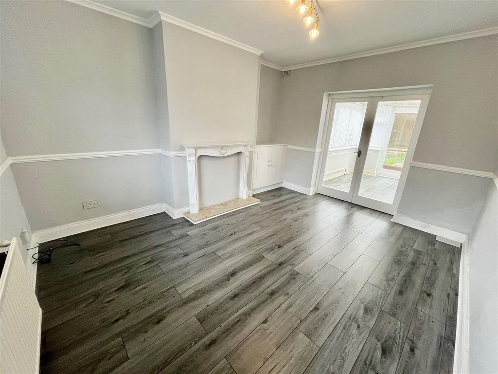 Property photo 2 of 10 Lounge