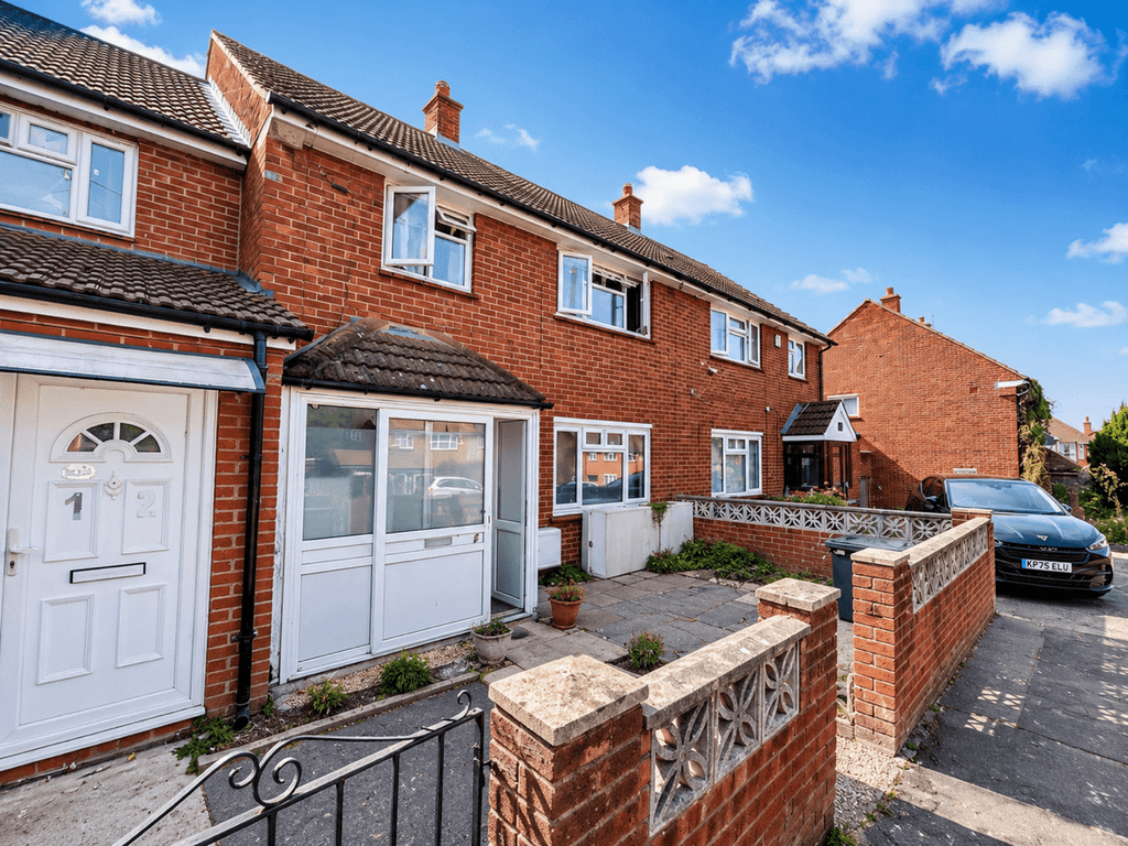 Property photo 1 of 10 2 Bed Terraced House To Rent Alwyn Close, New Addington Cr0