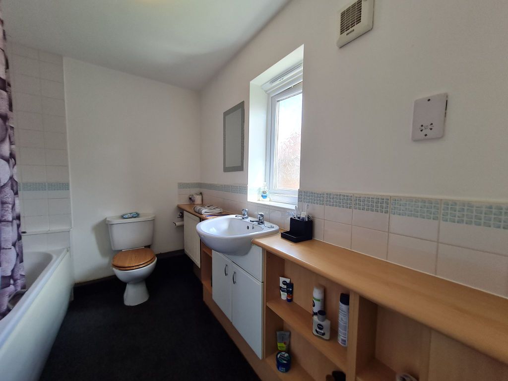 Property photo 3 of 9 Bathroom