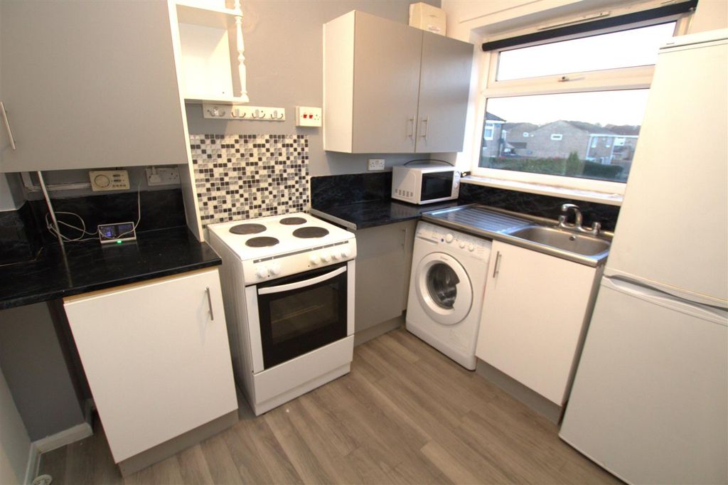 Property photo 3 of 8 Kitchen .Jpg