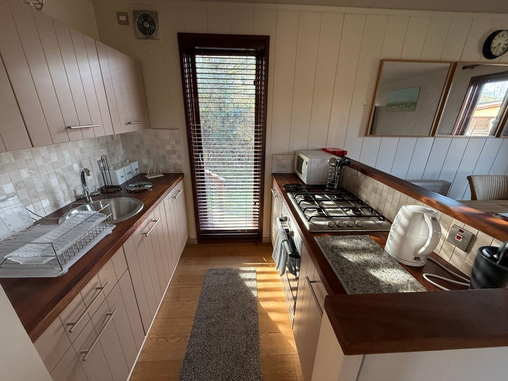 Property photo 3 of 10 Kitchen