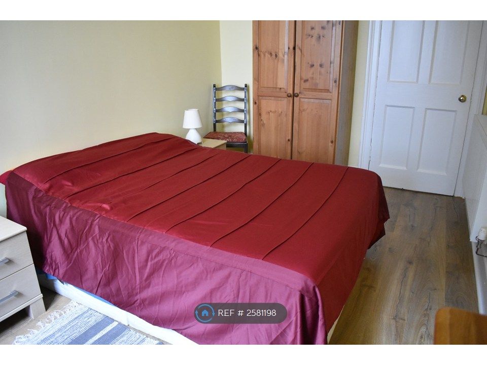 Property photo 3 of 12 Double Bedroom (Back)