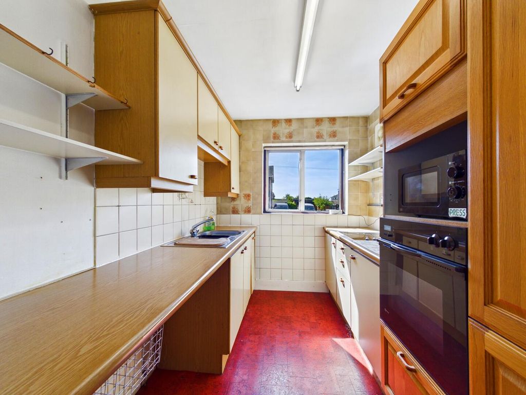 Property photo 3 of 11 Kitchen