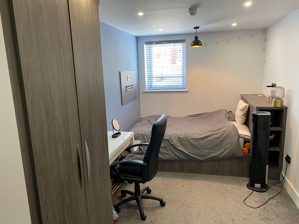 Property photo 1 of 6 Bedroom