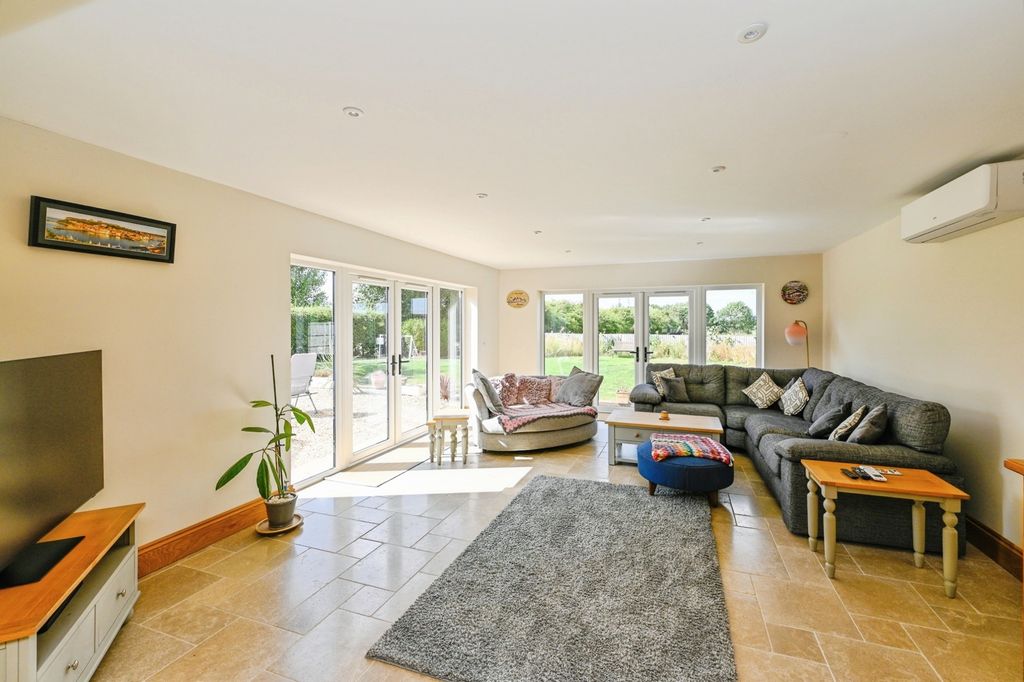 Property photo 3 of 35 Pbox-Img.Jpg