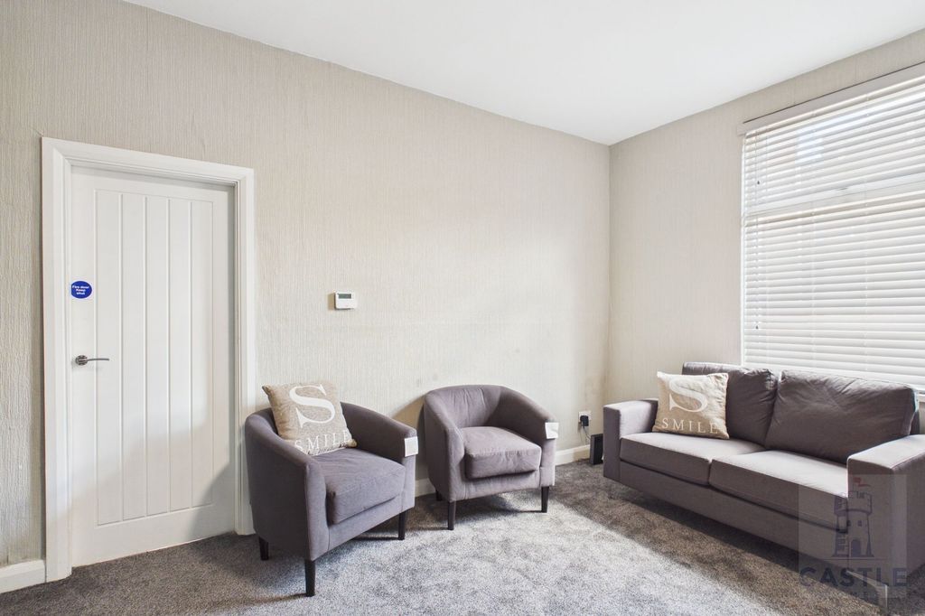 Property photo 2 of 7 Shared Living Space
