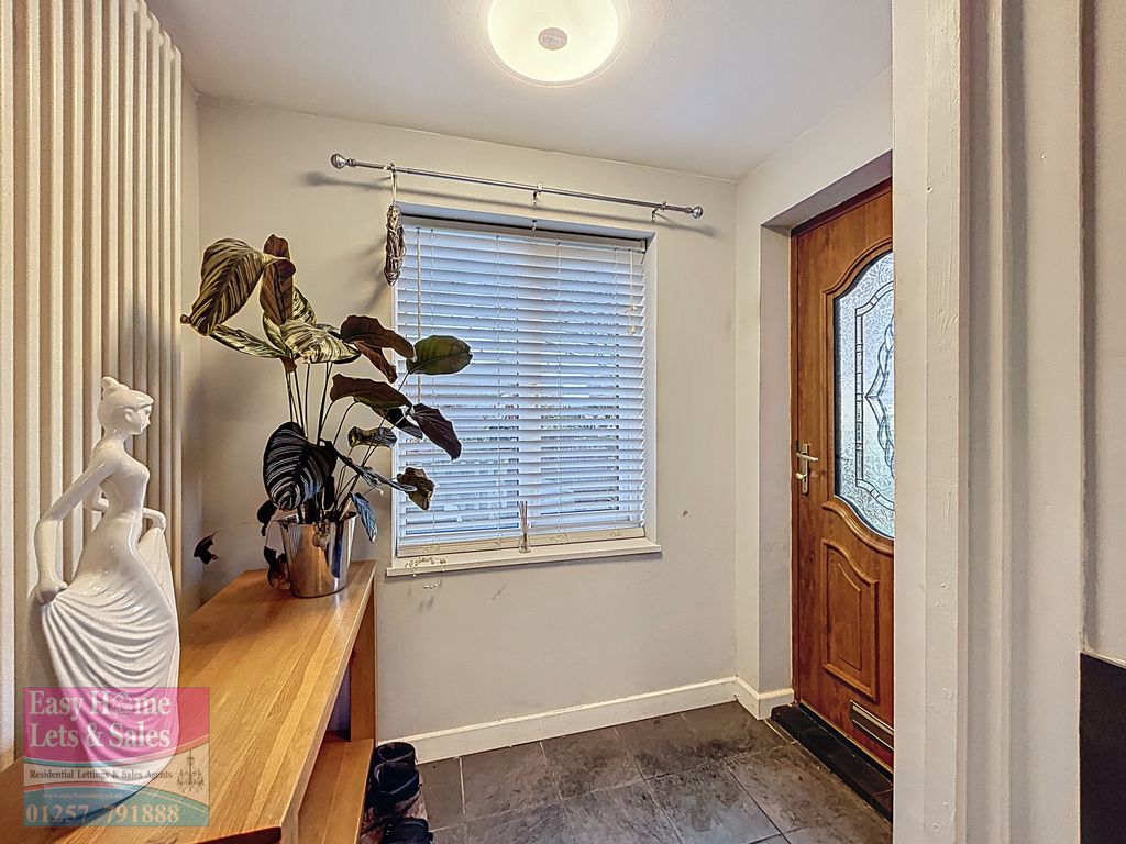 Property photo 2 of 16 Entrance Hall