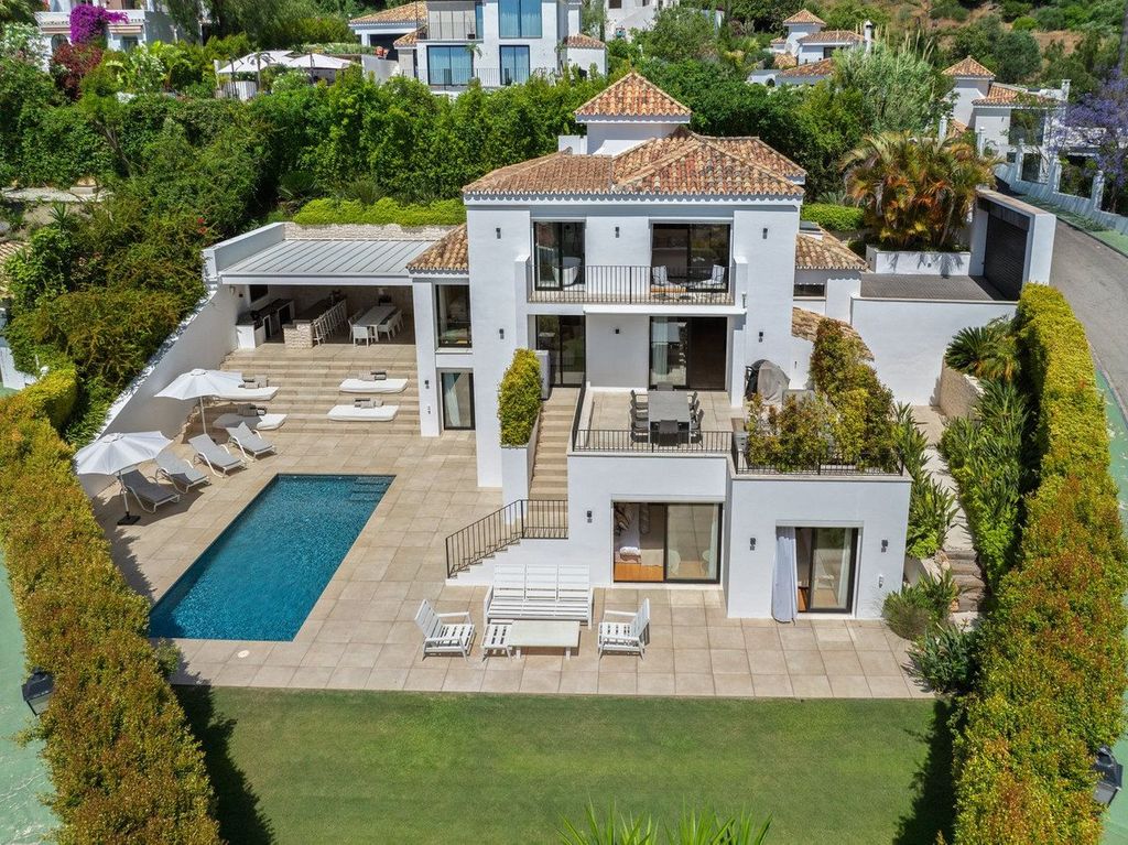 Property photo 1 of 25 Villa, Nueva Andalucía