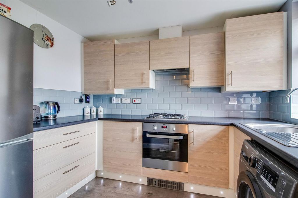 Property photo 3 of 10 Kitchen