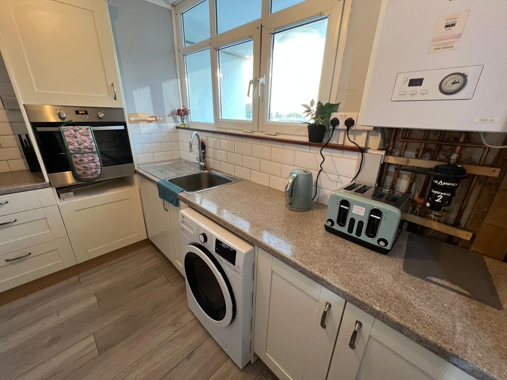 Property photo 3 of 9 Shared Kitchen